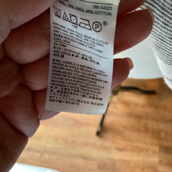 13. Banana Republic | Textured Cotton Linen Top - Picture 5 of 6